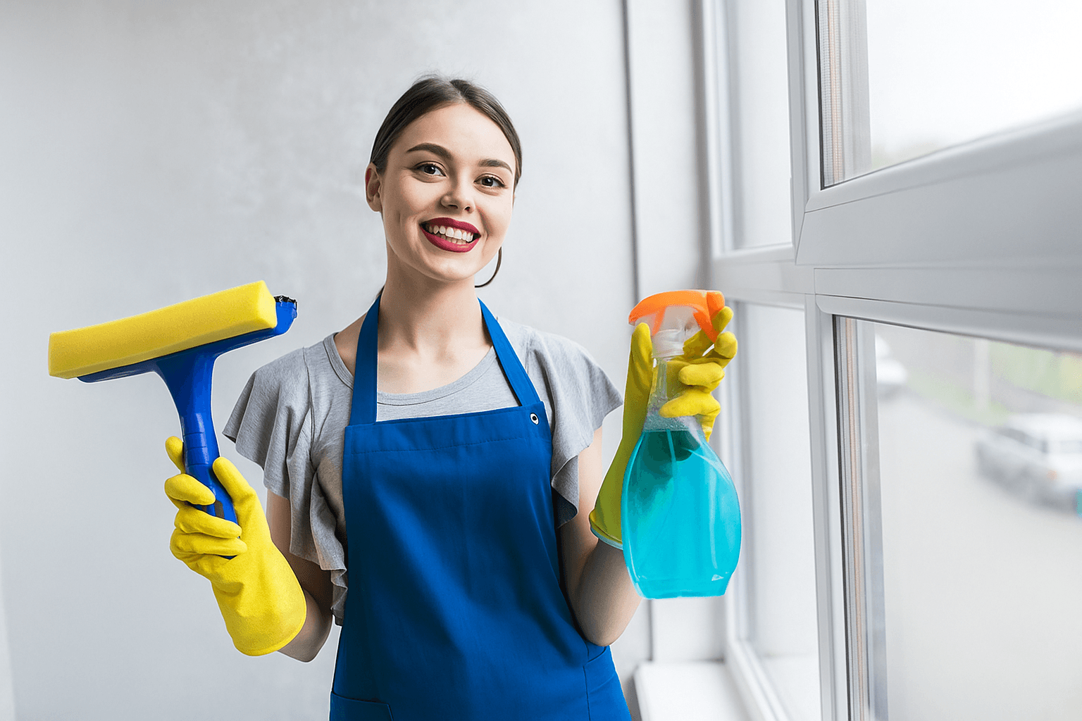 Família feliz em casa limpa
